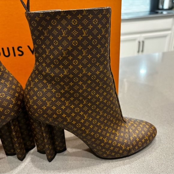 PRICE REDUCTION!! Louis Vuitton Brown Monogram Silhouette Women's Boots - Picture 9 of 15